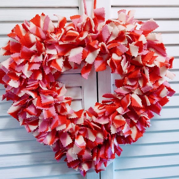 Hand Crafted Pink/Red/White Fleece Fabric Rag Heart Wreath Valentine's Day 16" - Picture 1 of 6